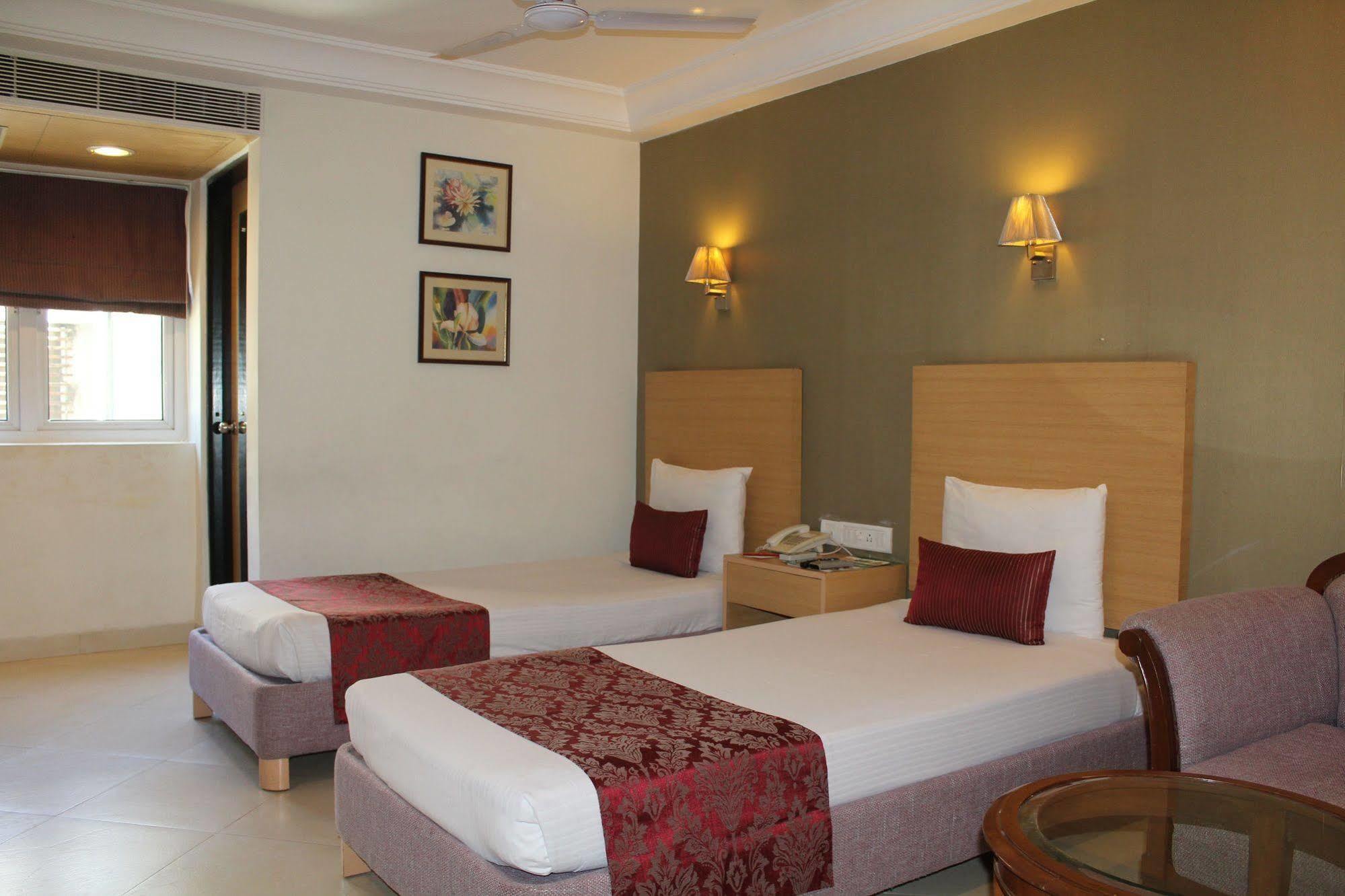 The Lotus Apartment Hotel, Burkit Road Chennai Exterior photo